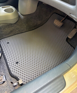 Ворсовые коврики на Toyota Vitz I 1998 - 2005 в Челябинске Ворсовые коврики на Toyota Vitz I 1998 - 2005 в Челябинске